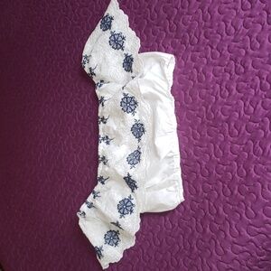 One Way. Very Sweet Cropped, Embroidered Floral Top. Blue & White. Size 10.